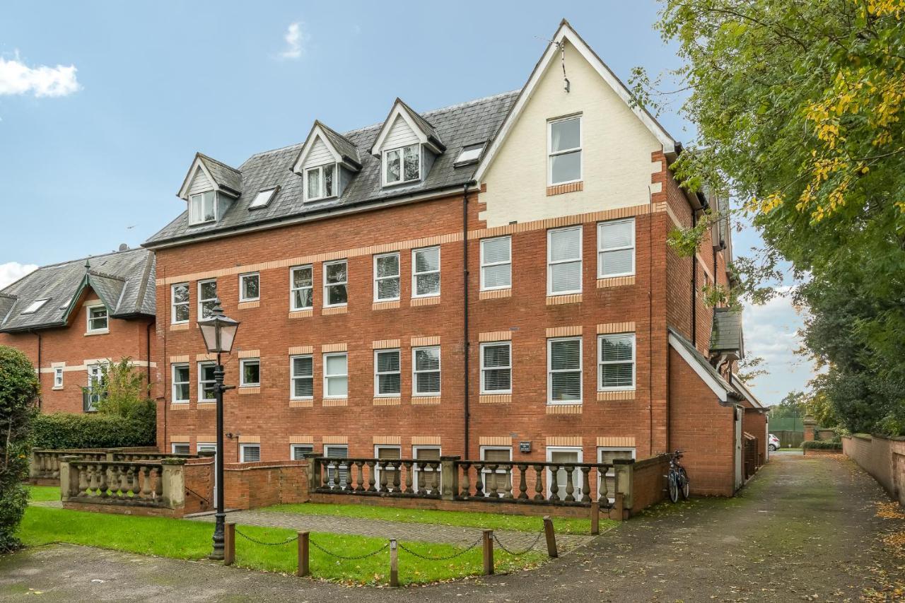 Newly Renovated, Chestnut Court, 2-Bedroom Apts, Private Parking, Fast Wi-Fi Leamington Spa Exterior photo