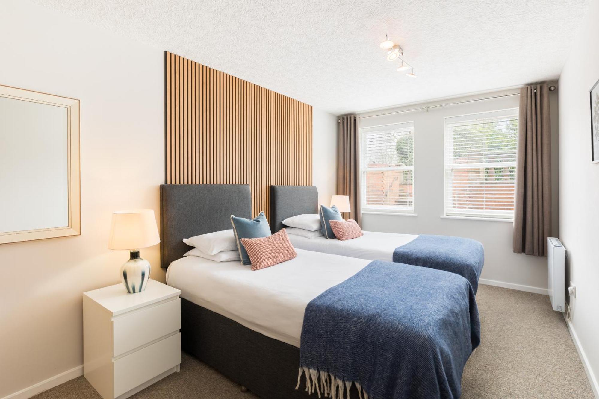 Modern 2-Bedroom Apartments With Free Parking In Leamington Spa Exterior photo