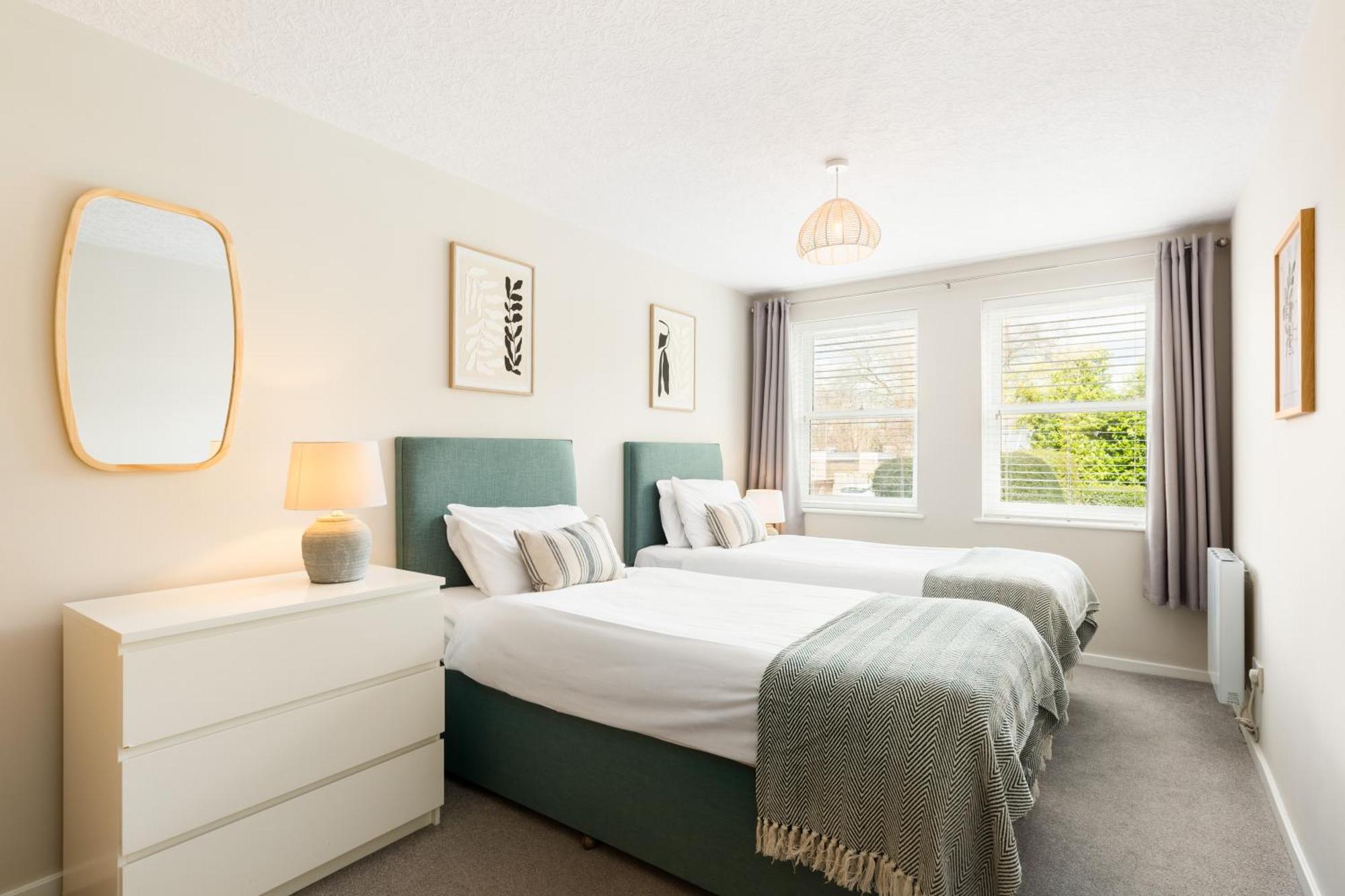 Modern 2-Bedroom Apartments With Free Parking In Leamington Spa Exterior photo